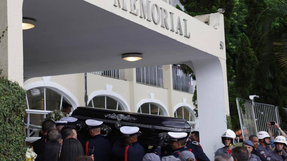 Una multitud en las calles y los íntimos en la ceremonia privada: así fue la despedida de Pelé en Brasil