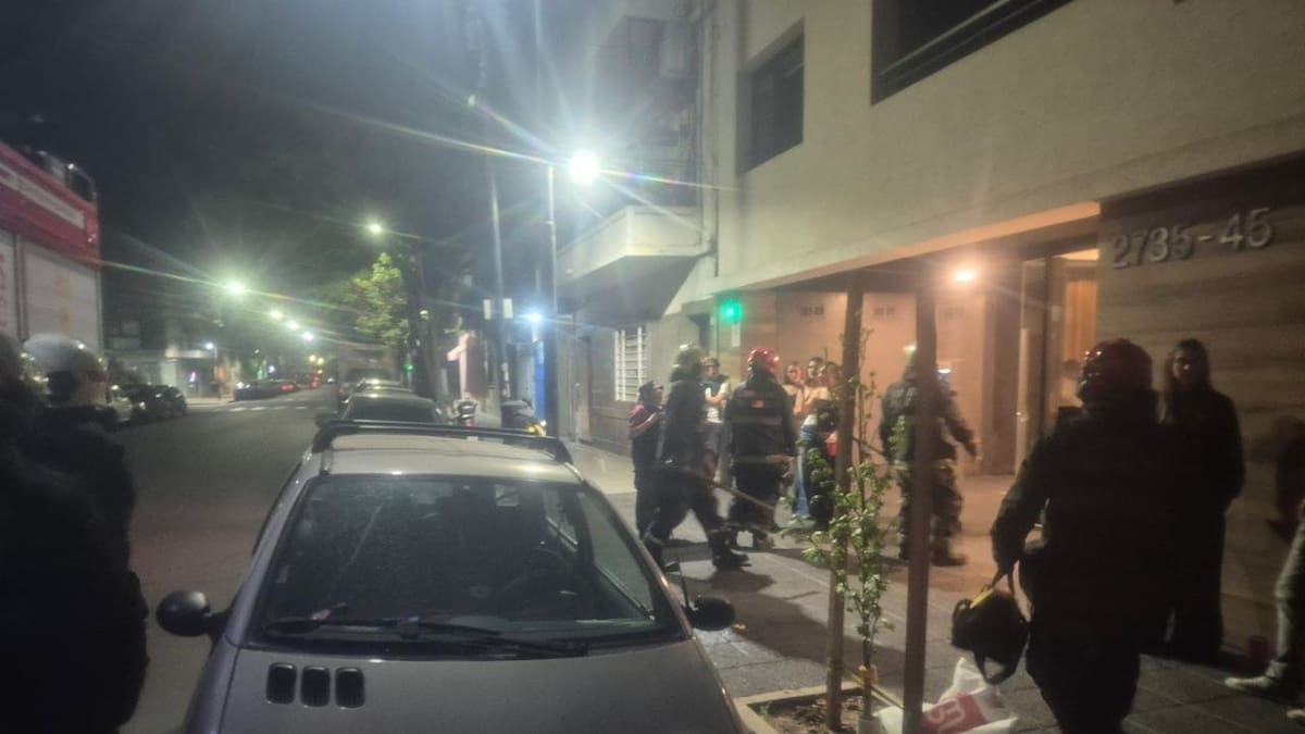 Pudo ser una tragedia: se desplomó un ascensor desde un séptimo piso en Palermo y nueve jóvenes fueron rescatados