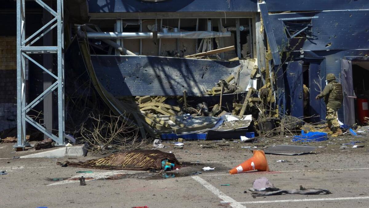 Después de ataque ruso, se declara 58 horas de toque de queda en Jersón. Foto: Reuters.