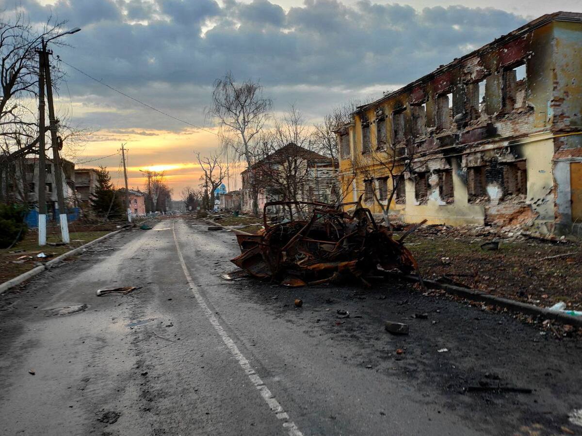 Destrucción en las calles producto de la guerra entre Rusia y Ucrania. Foto: Reuters.