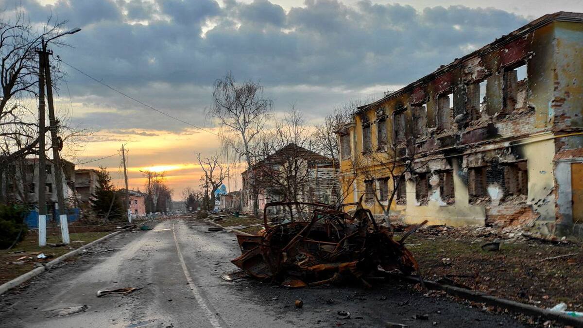Destrucción en las calles producto de la guerra entre Rusia y Ucrania. Foto: Reuters.