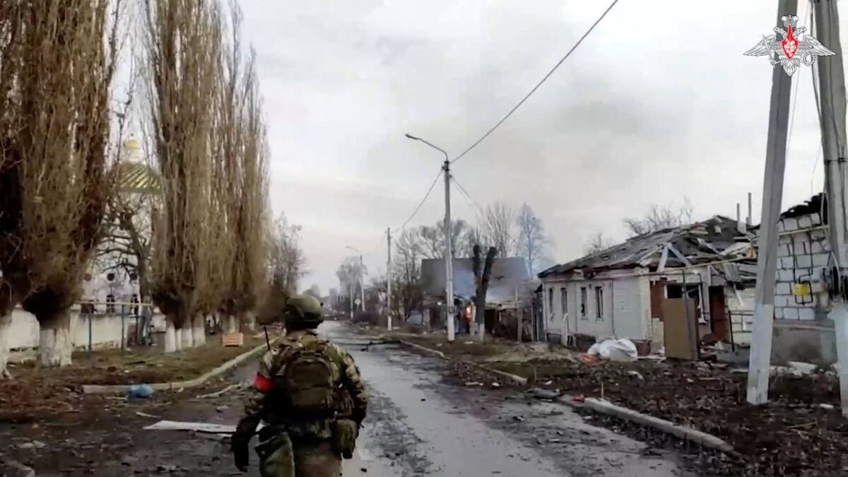 Destrucción en las calles producto de la guerra entre Rusia y Ucrania. Foto: Reuters.