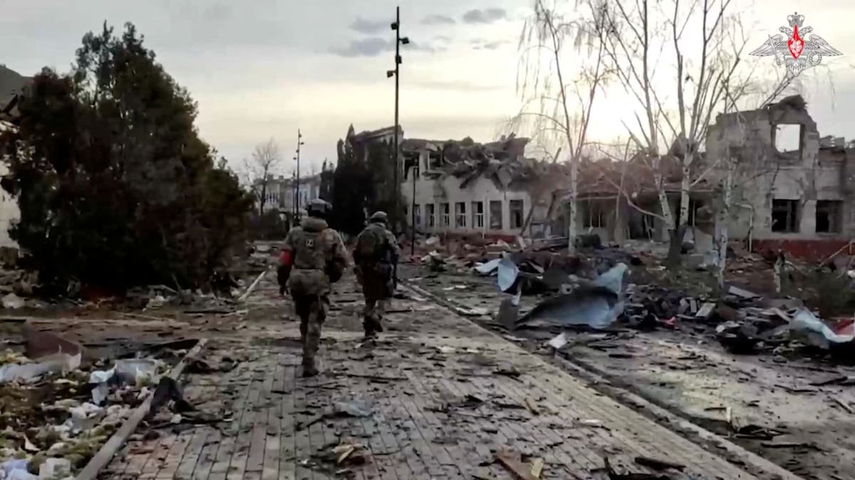 Destrucción en las calles producto de la guerra entre Rusia y Ucrania. Foto: Reuters.