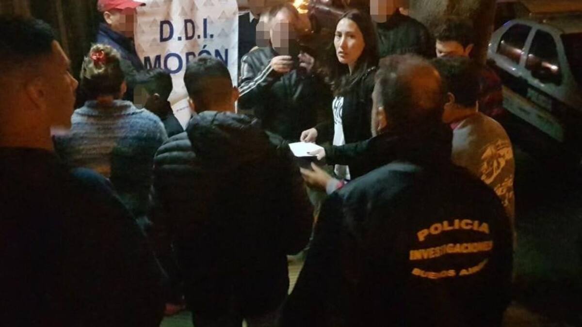 Detención de madre por amenaza de bomba de sus hijos
