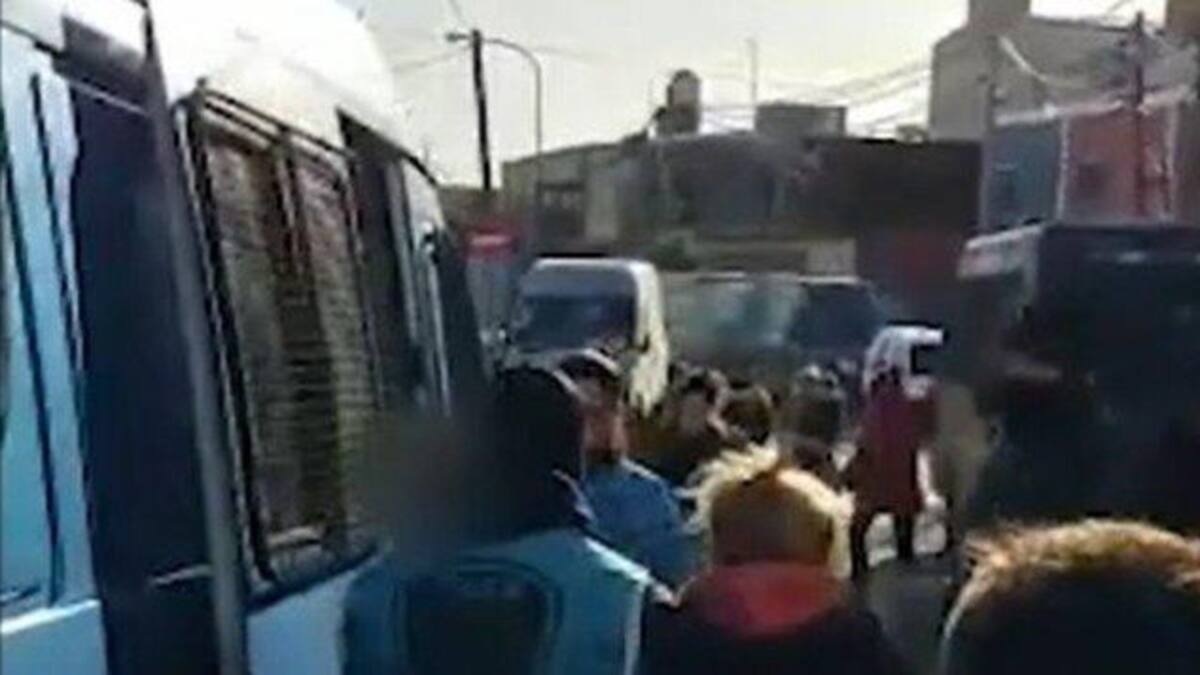 Detención de "Marcela", mujer que vendía droga con sus hijos discapacitados. Foto: Captura de video.