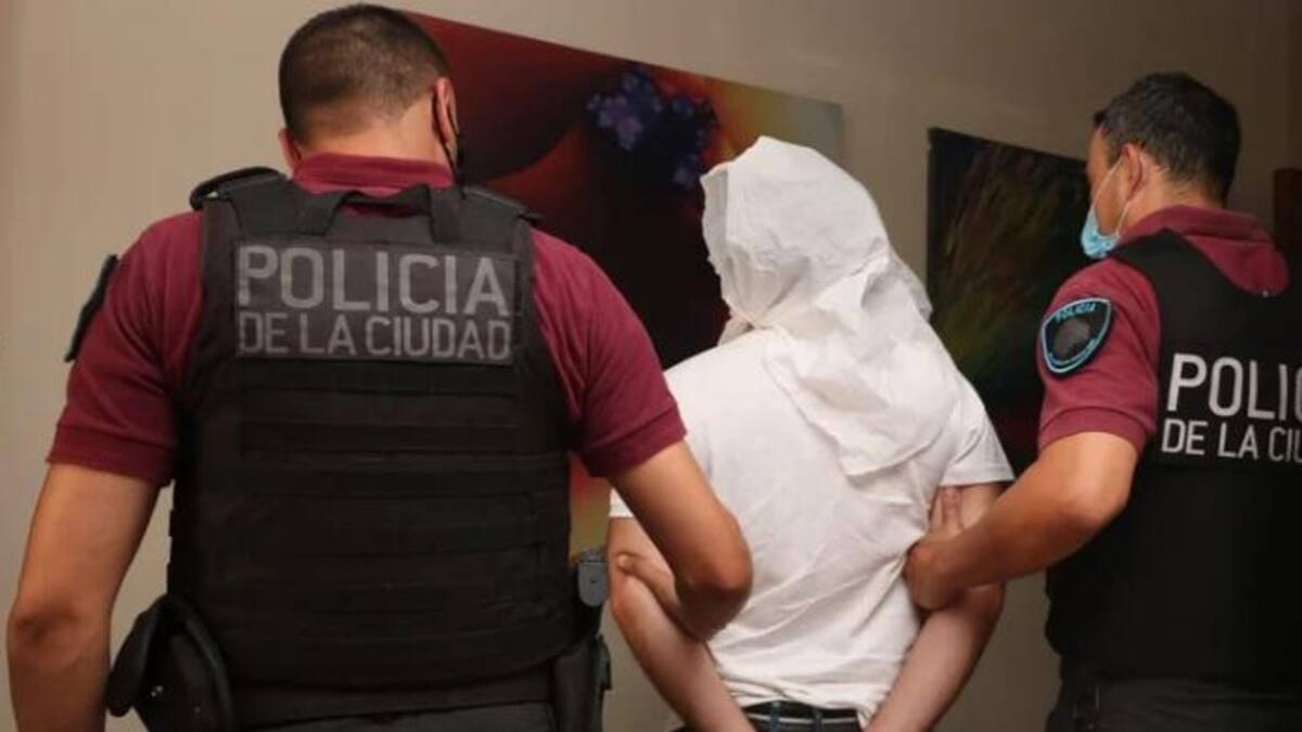 Detención de médico que vendía certificados truchos contra vacunas anti coronavirus