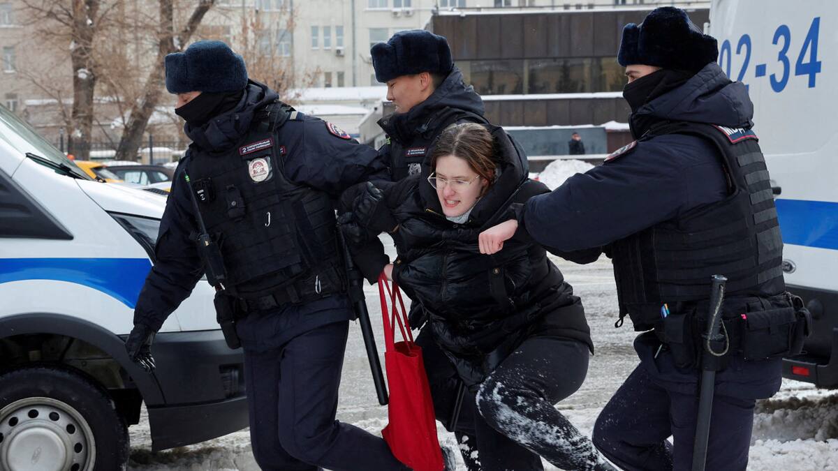 Detenciones en San Petersburgo (Rusia) en homenaje a Navalni. Foto: Reuters.