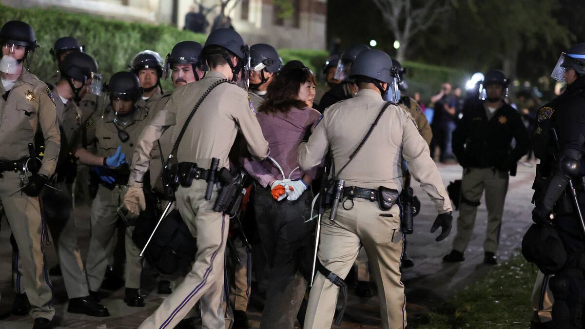 Detenciones y represión en la Universidad de California en Los Angeles. Foto: Reuters.