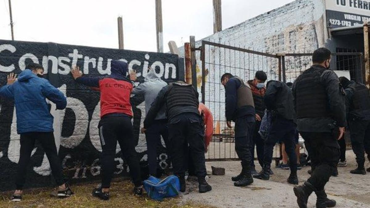 Detenidos por jugar un partido de fútbol clandestino en Lomas de Zamora.