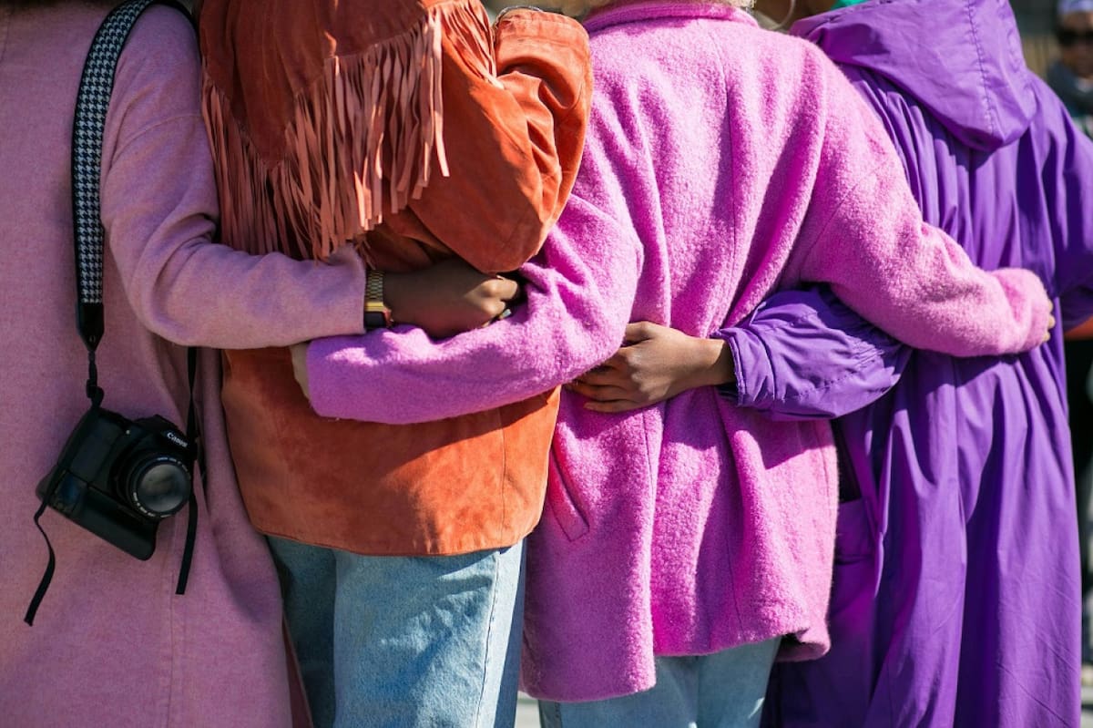 Día de la mujer, amigas, salida. Foto: Unsplash.