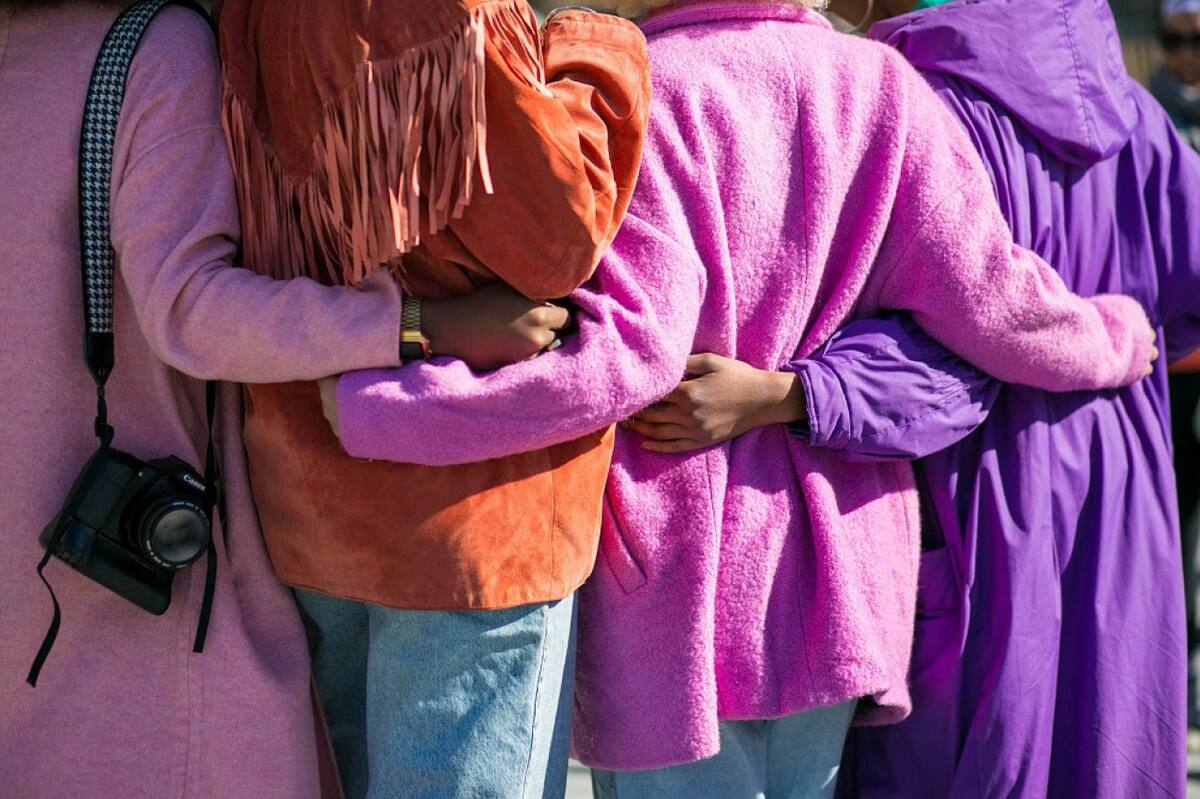 Día de la mujer, amigas, salida. Foto: Unsplash.