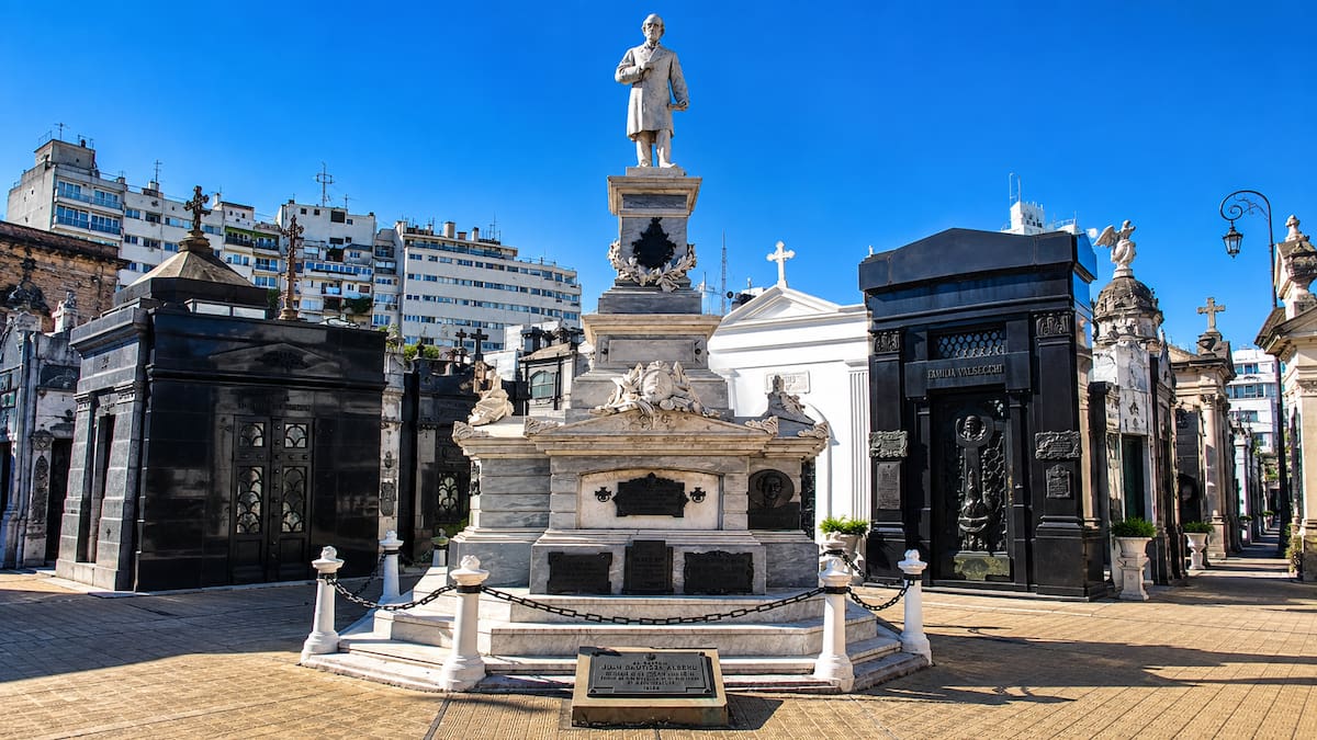 Día del Abogado: la increíble historia de Juan Bautista Alberdi, el prócer argentino que dejó dos tumbas vacías