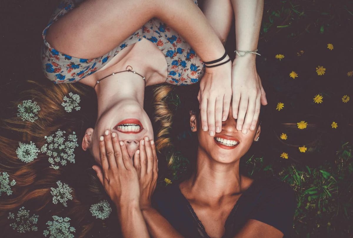 Día del amigo. Foto: Unsplash, Sam Manns.