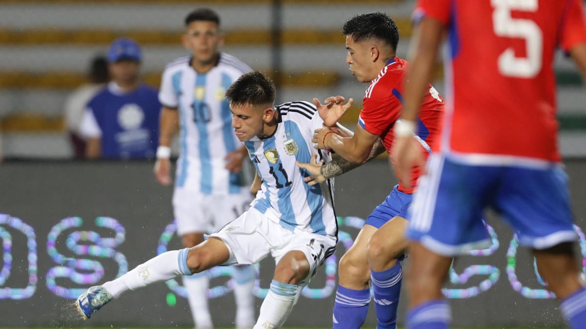 Diablito Echeverri ante Chile. Foto: EFE.