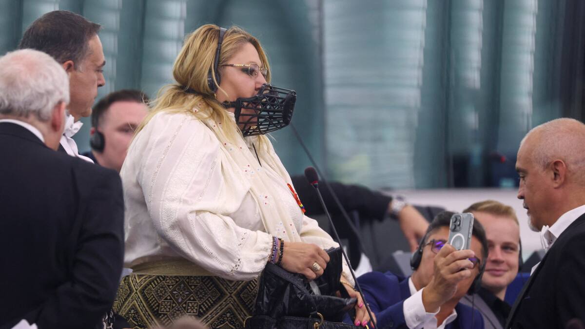 Diana Șoșoacă, eurodiputada que gritó con un bozal en el recinto. Foto: REUTERS.