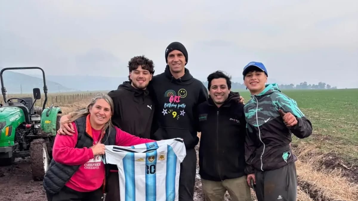 Dibu Martínez quiso ayudar a un amigo, quedó atrapado en el barro y fue rescatado por vecinos: el gesto que emocionó a todos