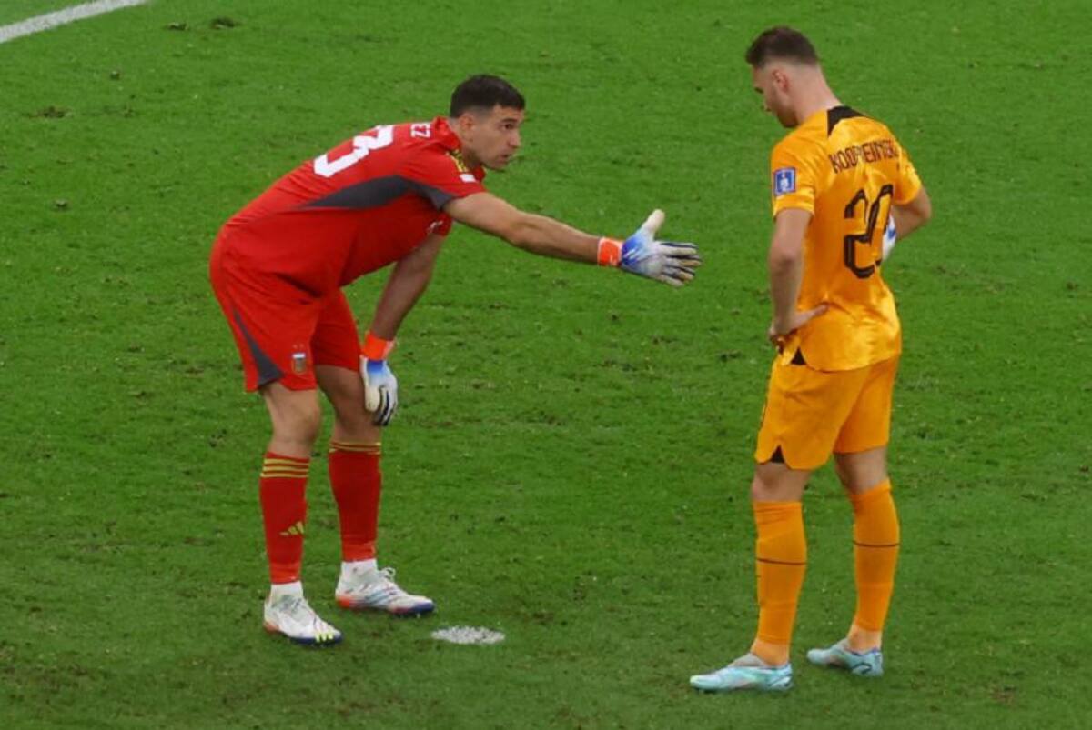 Dibu Martínez ante la Selección de Países Bajos en la final de Qatar. Foto:NA