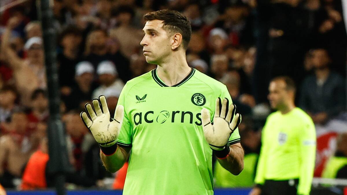 Un excompañero del Dibu Martínez cuestionó sus festejos: "Está muy al límite"