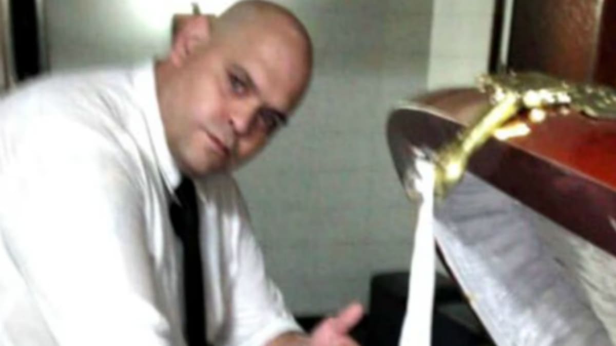 El hombre que se había sacado una foto con el cuerpo de Maradona fue identificado como el líder de la toma de La Paternal