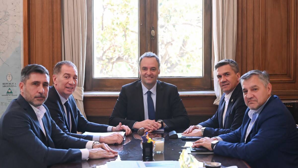 Diego Santilli y Manuel Adorni suman el apoyo de los gobernadores.