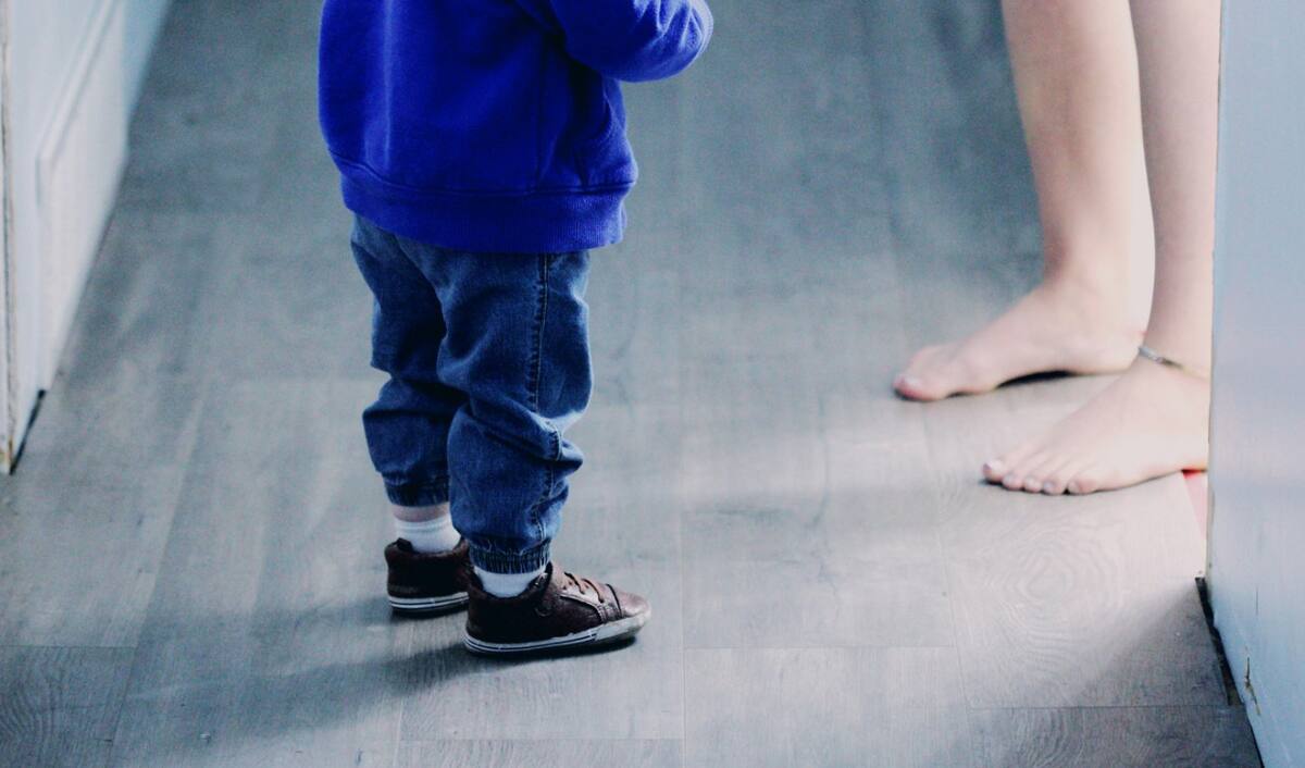 Diferencias entre caminar descalzo o usando zapatillas. Foto: Unsplash