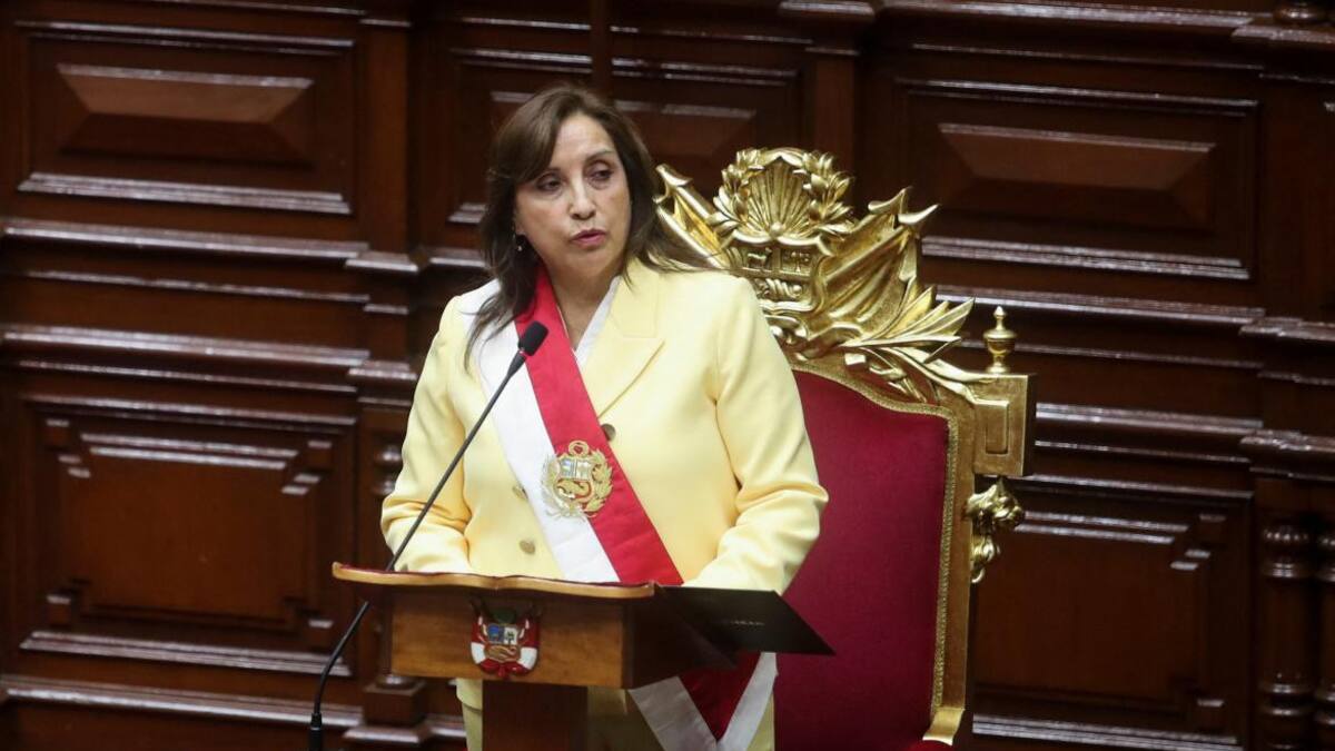 Dina Boluarte juró como presidenta de Perú. Foto: REUTERS.