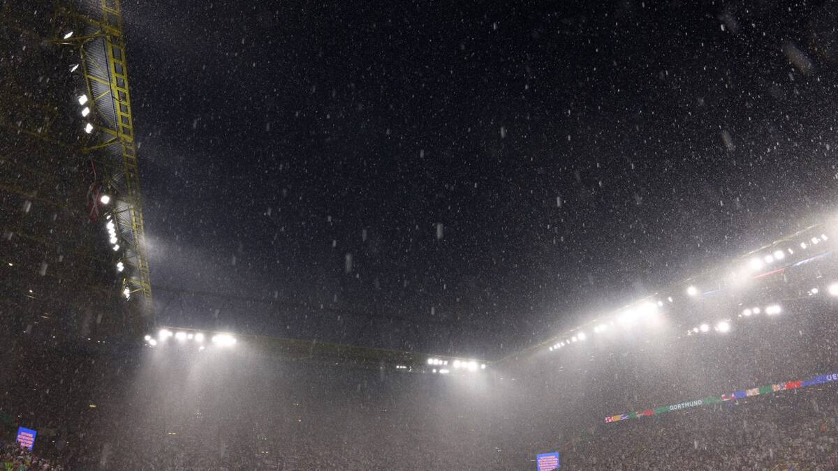 Eurocopa: el tremendo momento en que un rayo obligó a suspender el partido entre Alemania y Dinamarca