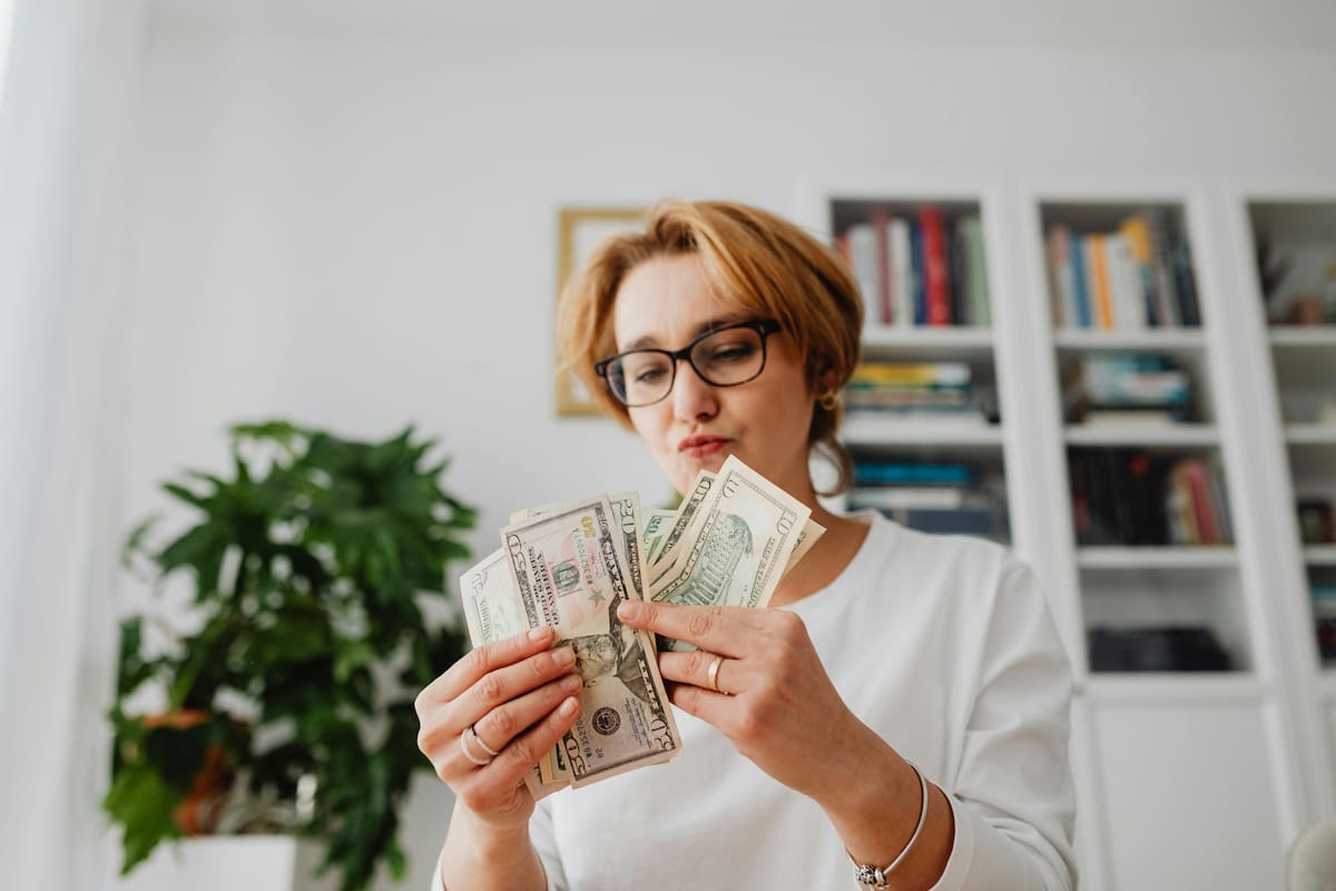 Dinero, dólares, persona con dinero.