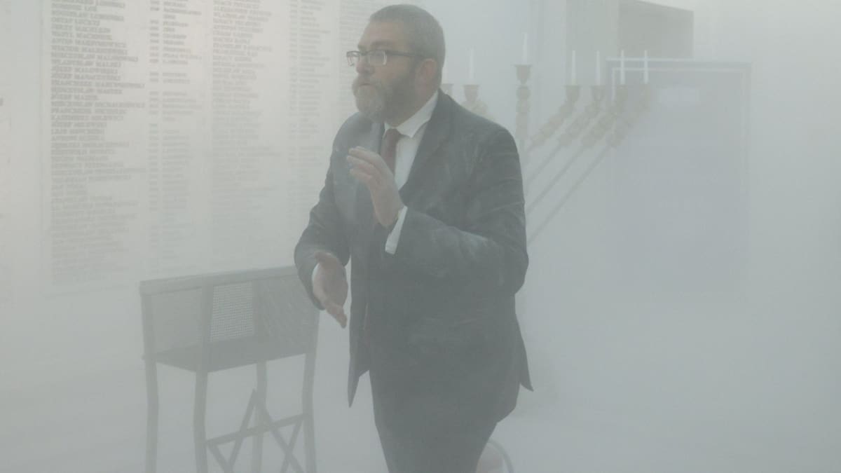 Diputado ultraderechista de Polonia apagó una menorá con un matafuego. Foto: REUTERS.