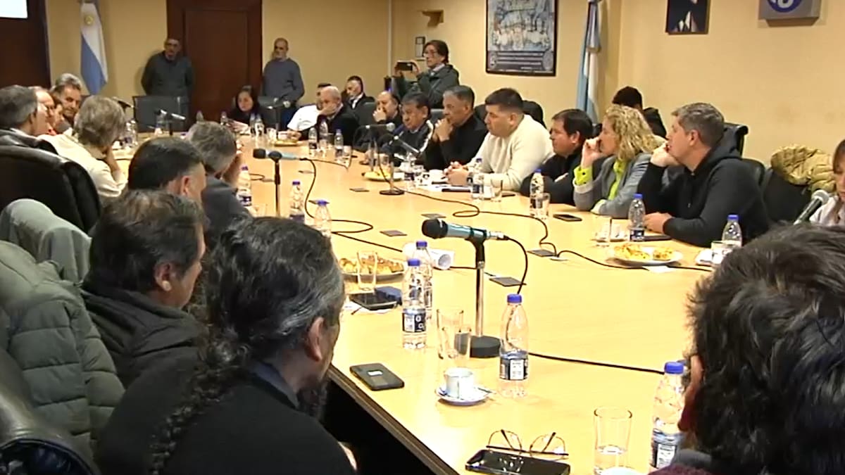 Dirigentes políticos, sindicales y empresariales crearon una mesa conjunta para analizar la crisis de la Granja Tres Arroyos