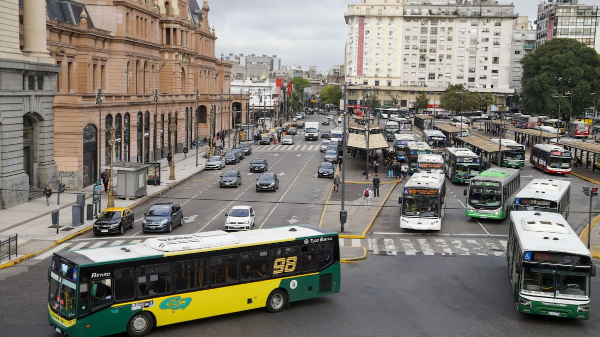 Distintos colectivos en Ciudad de Buenos Aires. Foto: NA/Daniel Vides.