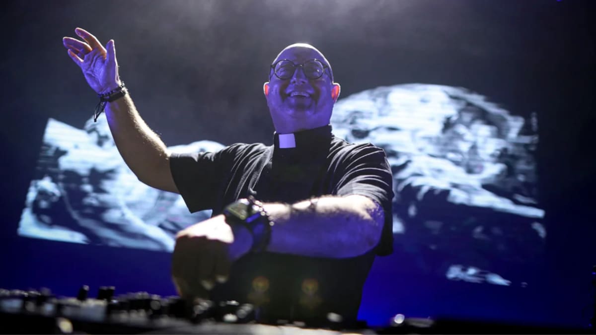 El cura DJ toca gratis en Plaza de Mayo: cuándo es el homenaje del Padre Guilherme al papa Francisco y cómo conseguir entradas