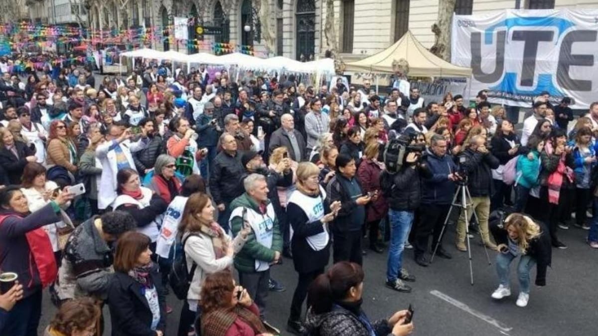 Docentes marcharon a Plaza de Mayo: "Es ruido en la panza lo que sienten los chicos"