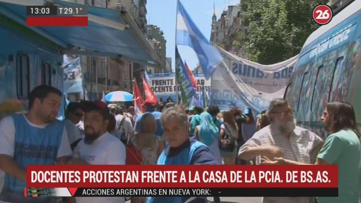 Docentes protestan frente a Casa de la Provincia de Buenos Aires, Canal 26