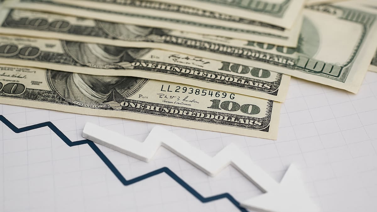 Baja el riesgo país y suben las acciones argentinas en Wall Street luego de la tregua en Medio Oriente: qué pasa con el dólar