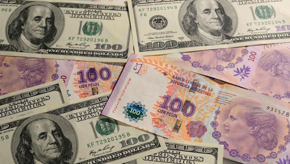 Dólares y pesos. Foto: NA.