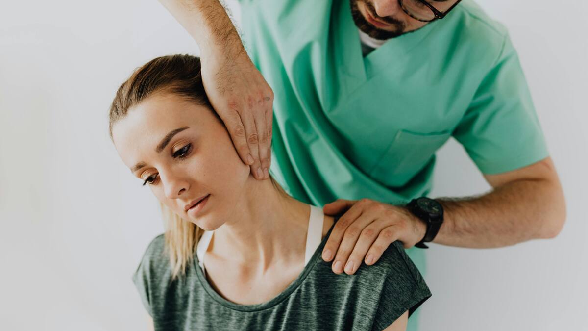 Dolor de cuello. Foto: Pexels.