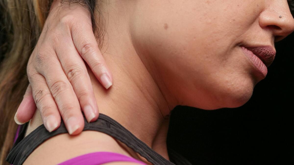 Dolor de cuello. Foto: Pexels.