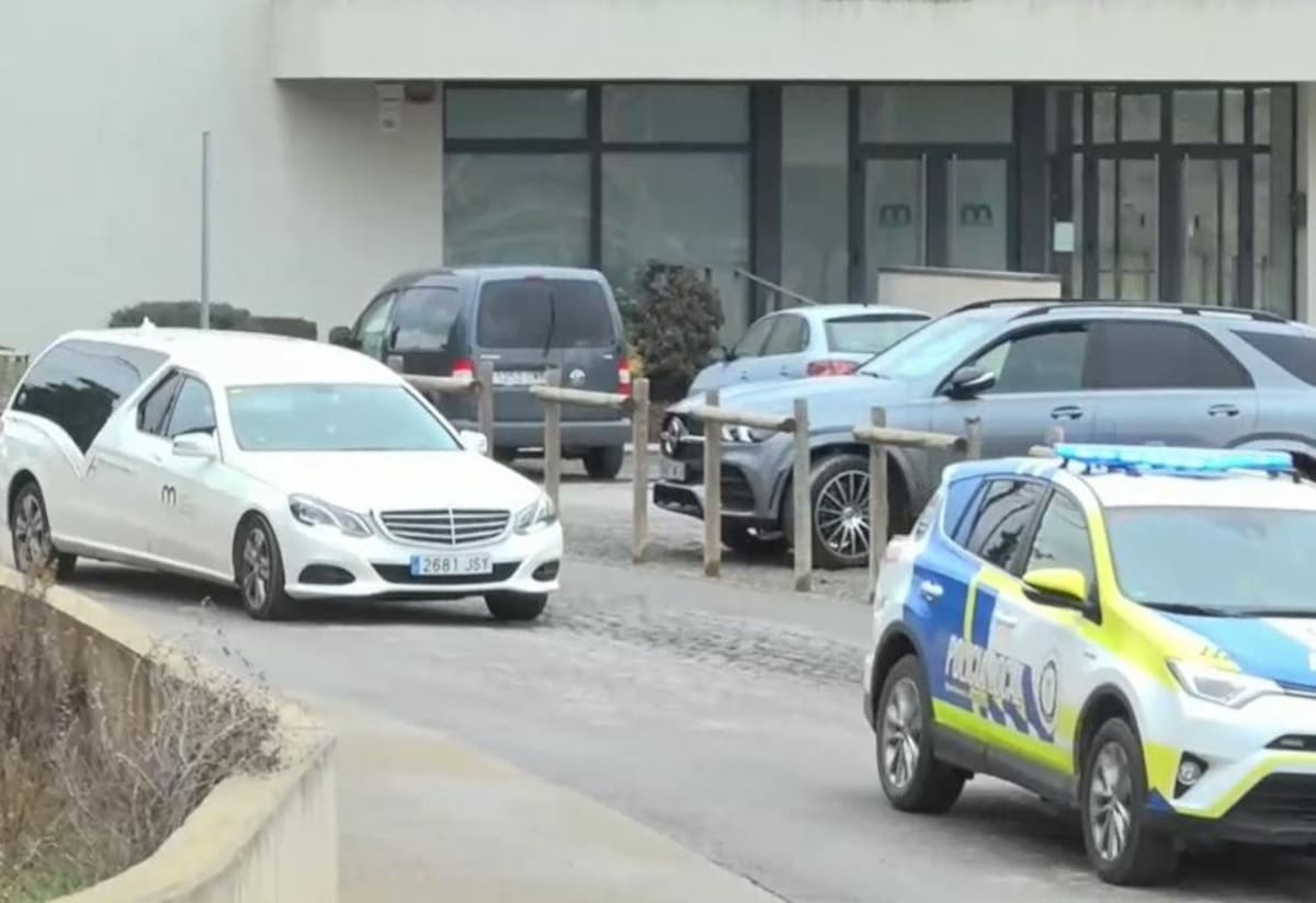 Dolor en el último adiós a la gemela que murió tras arrojarse de un edificio en Barcelona. CapturaEFE
