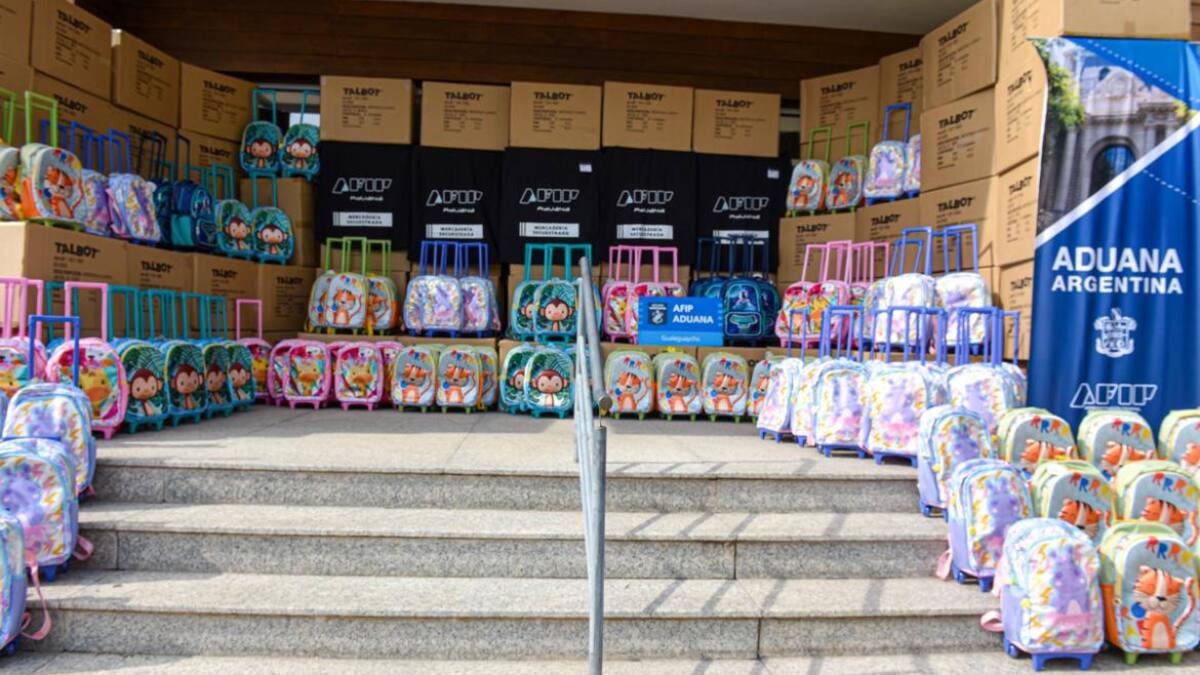 Donación de mochilas de Aduana al Ministerio de Educación. Foto: Prensa.