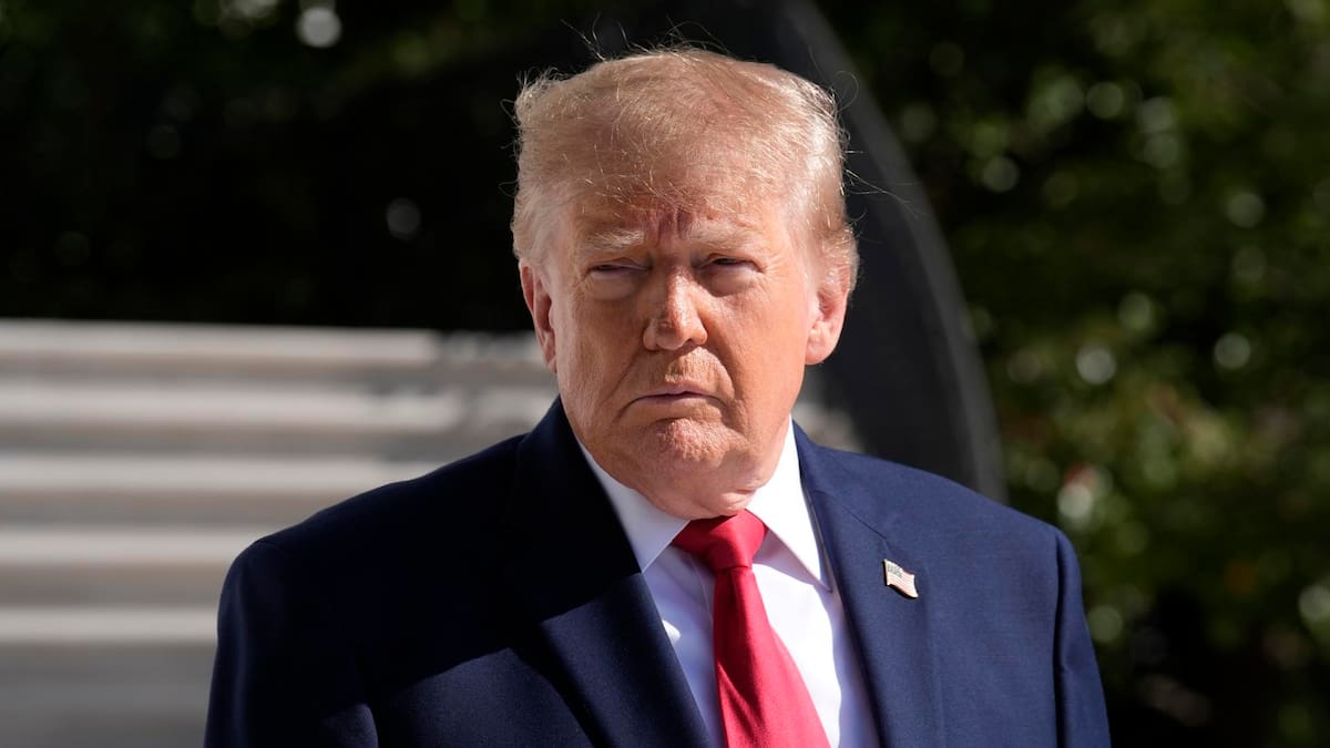 El presidente estadounidense Donald Trump habla con miembros de los medios de comunicación en el jardín sur de la Casa Blanca antes de abordar el Marine One con destino a Port Huron, Michigan, en Washington, DC.
