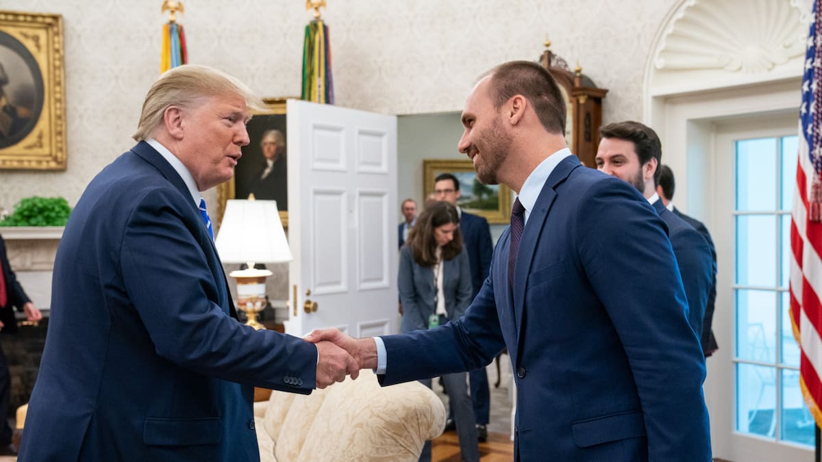 Donald Trump junto a Eduardo Bolsonaro.