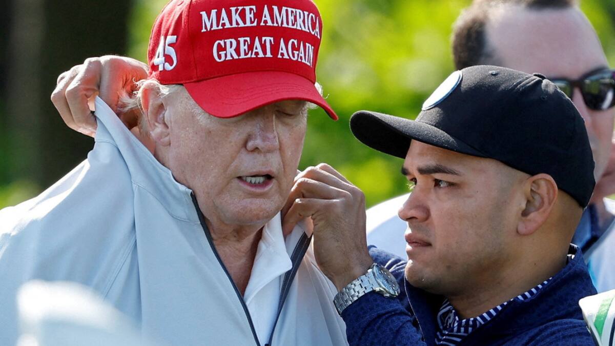 Donald Trump junto a su asistente Walt Nauta, acusados de guardar información confidencial. Foto: Reuters.