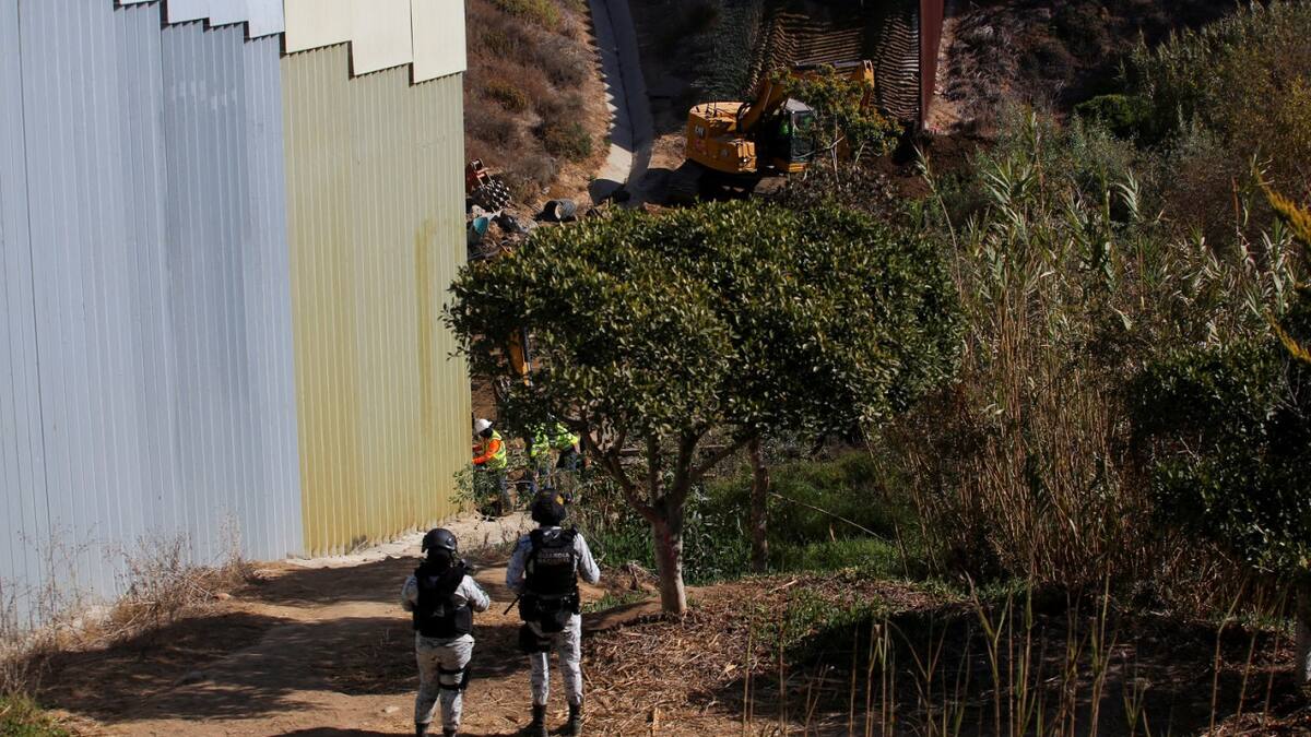 Donald Trump ordenó retomar la construcción del muro fronterizo en Tijuana. Foto: Reuters/Jorge Duenes