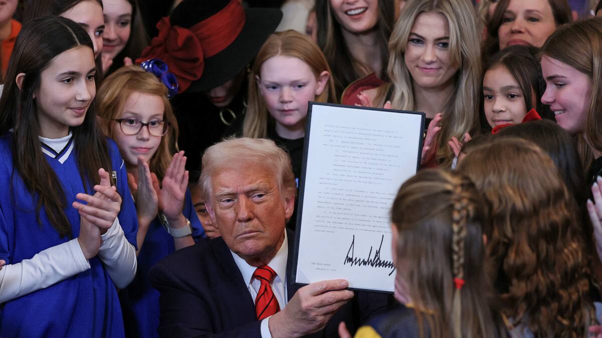 Donald Trump firmó una orden para prohibir la participación de mujeres transgénero en deportes femeninos