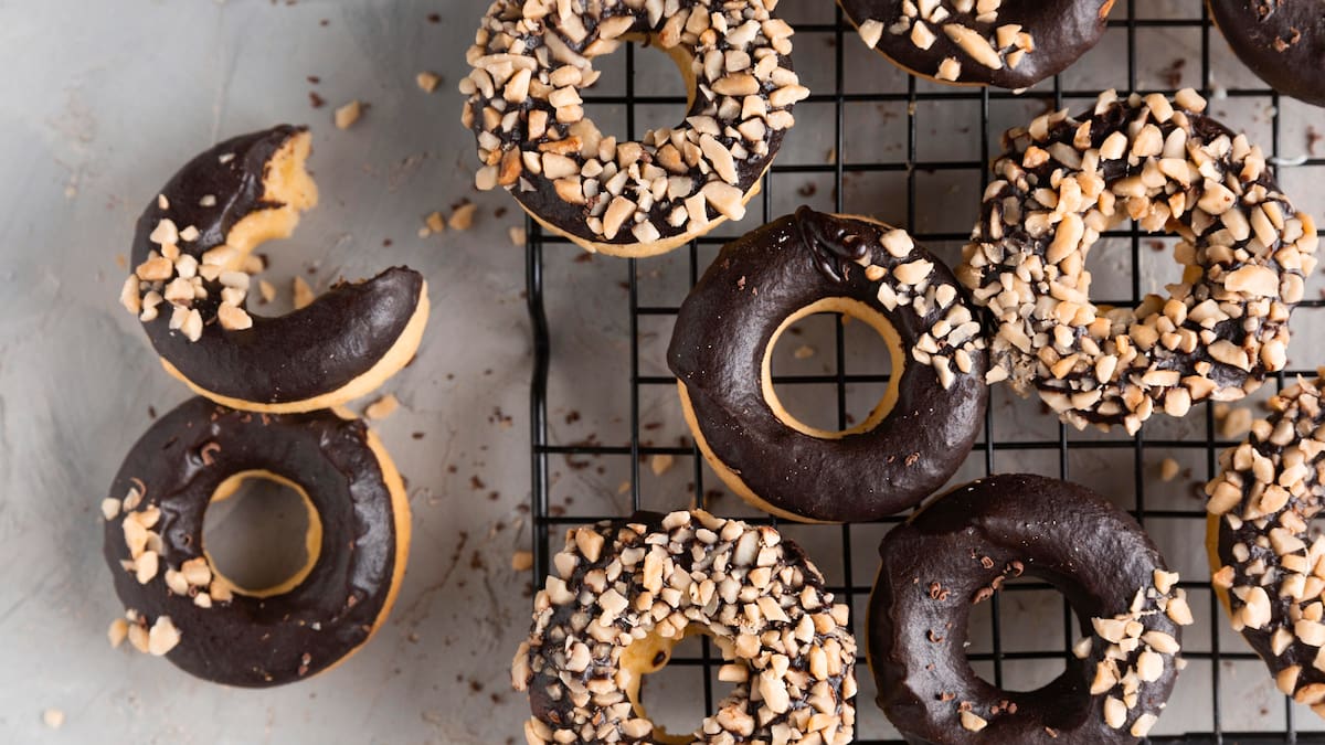 Donas caseras con avena y chocolate: la receta sin horno para complacer tus antojos dulces de forma saludable