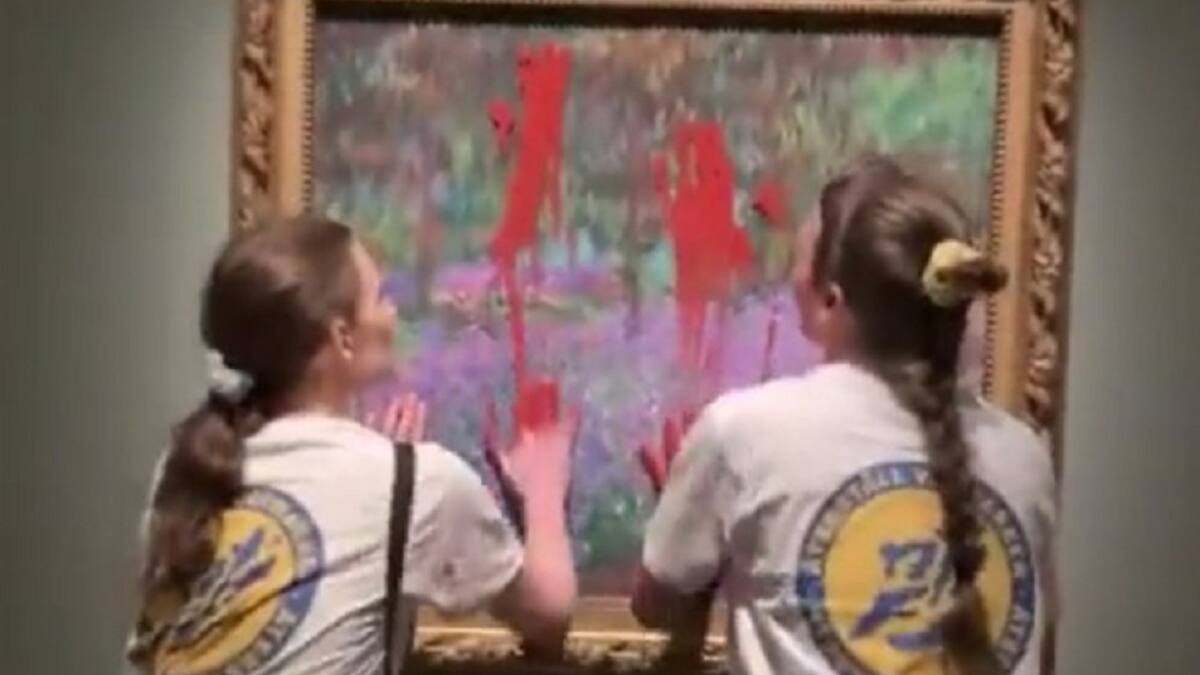 Dos activistas ecológicas mancharon un cuadro de Monet. Foto: captura video