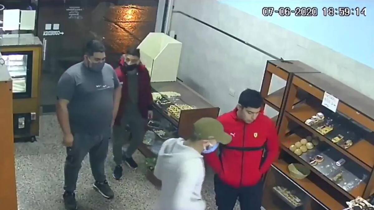 Dos ladrones con barbijos asaltaron panadería en Laferrere, le robaron a los clientes