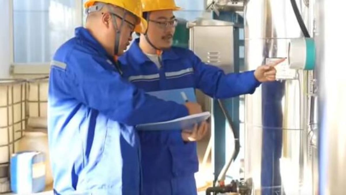 Dos operarios en la nueva planta desalinizadora de Rizhao en China