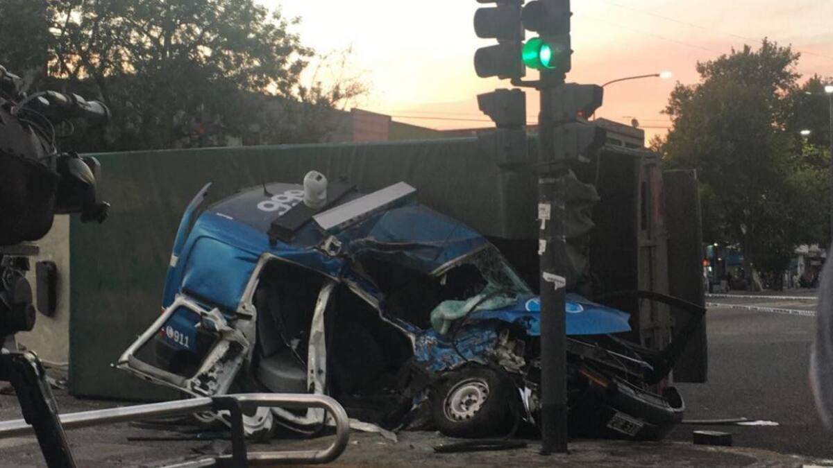 Dos policías muertos en patrullero en choque tras persecución en Pompeya